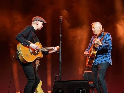 Björn Thoroddsen og annar gítarleikari á sviði